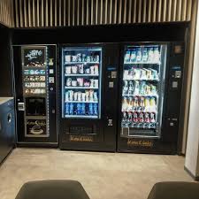 Reihung von drei Kaffee&Keks Automaten